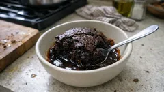 Σοκολατόπιτα ταψιού με σάλτσα από κάτω: ζουμερή και έτοιμη σε 25 λεπτά