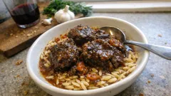 Μοσχαρίσια μάγουλα με κριθαράκι: σιγομαγειρεμένα στο κρασί, λιώνουν στο στόμα