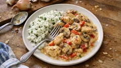 Κοτόπουλο αλά κρεμ με μανιτάρια και πιπεριές – βελούδινη σάλτσα που δένει εύκολα